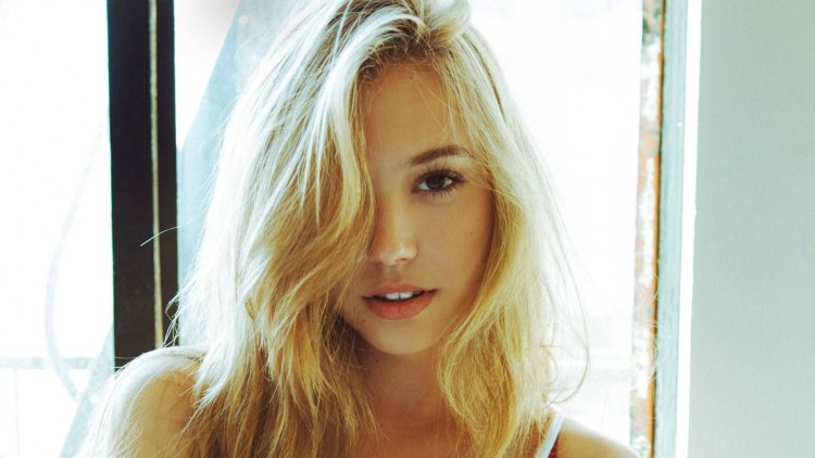 Alexis Ren blonde