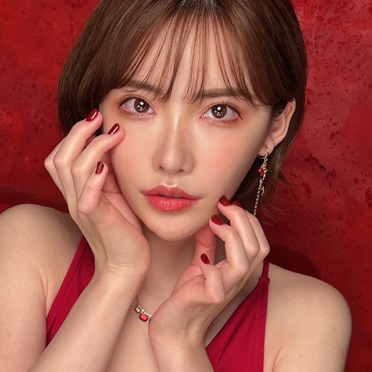 Fukada Eimi in lingerie