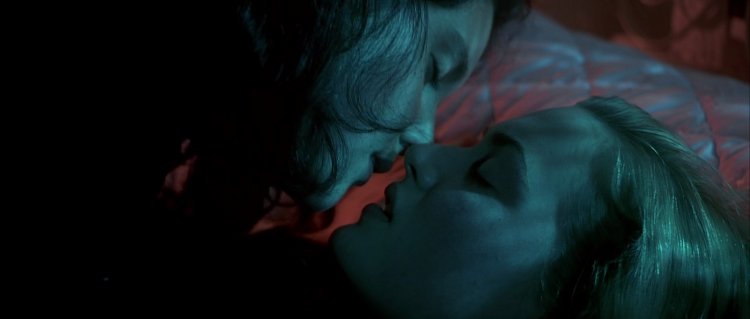 Heavenly creatures kiss