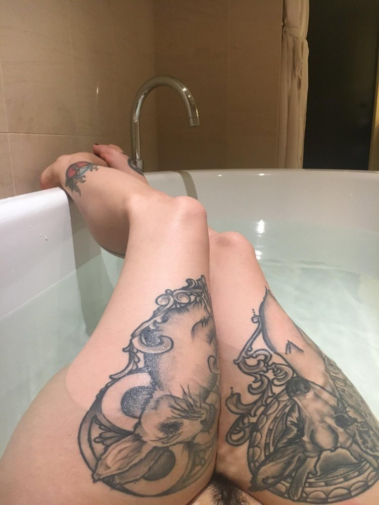 Arabella Raphael feet