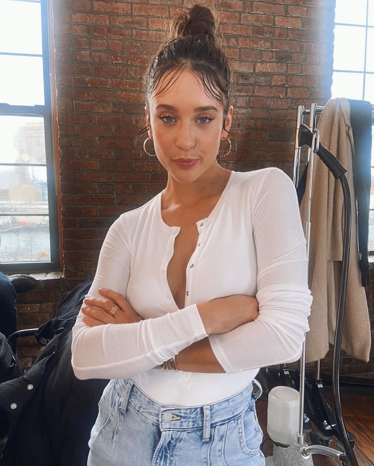 Maria Pedraza breasts