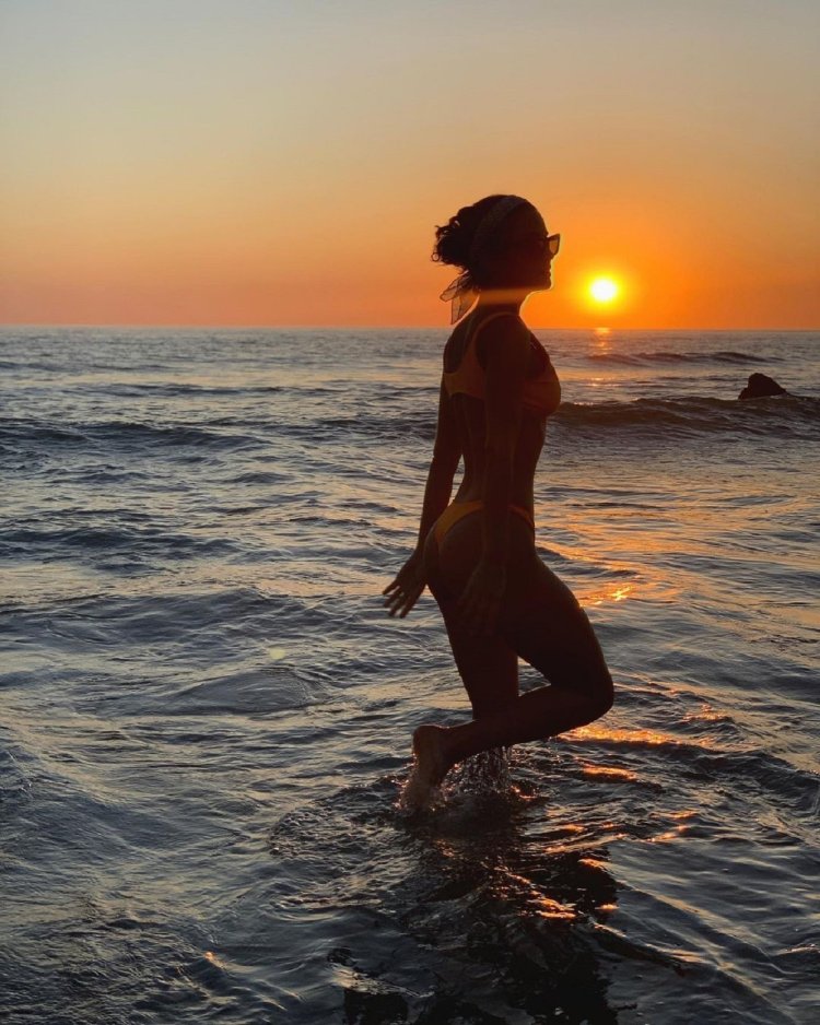 Maria Pedraza from the back