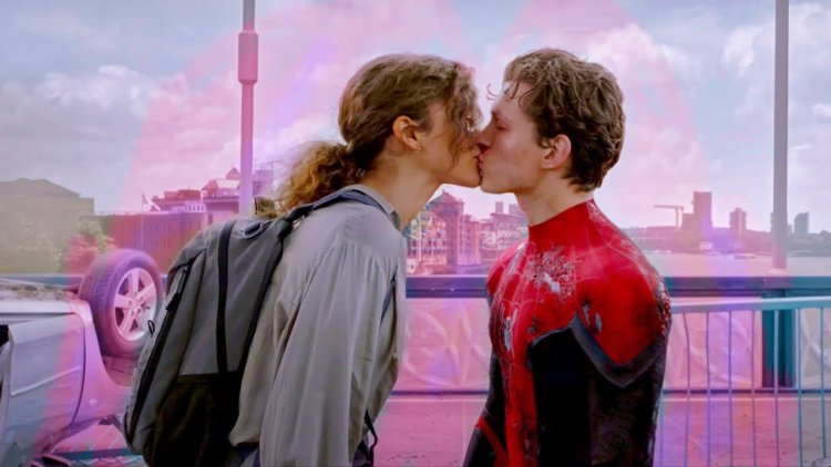 Peter Parker (Tom Holland) Kiss