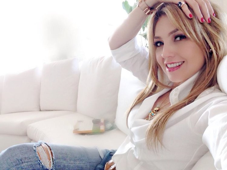 Thalia_petite record privates