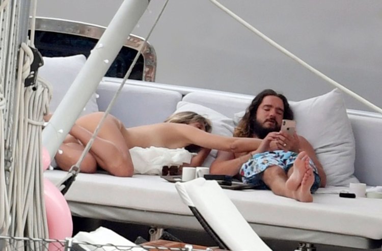 Heidi Klum and Tom Kaulitz on the beach