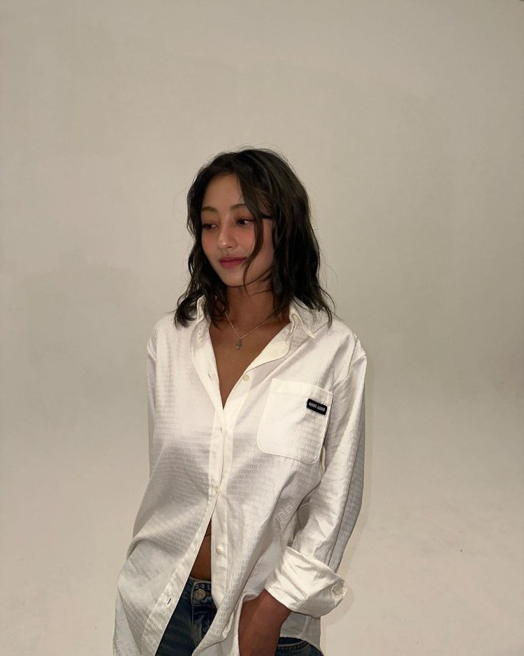 Ji Hyo twice in swimsuit