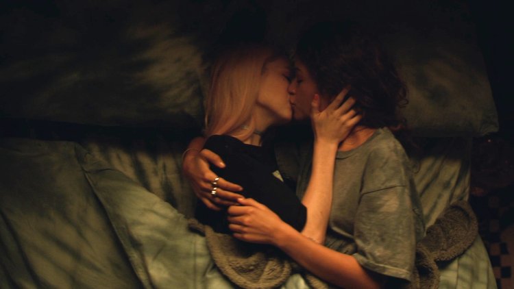 Hunter schafer and zendaya kiss