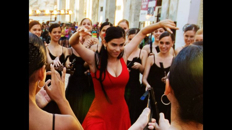 Anna Carla Suarez Bailando