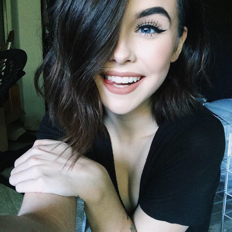 Acacia Brinley brunette