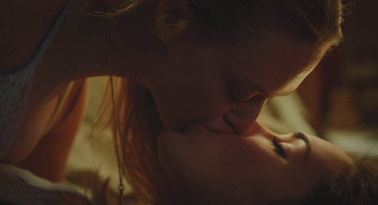 Megan Fox and Amanda Seyfried kiss