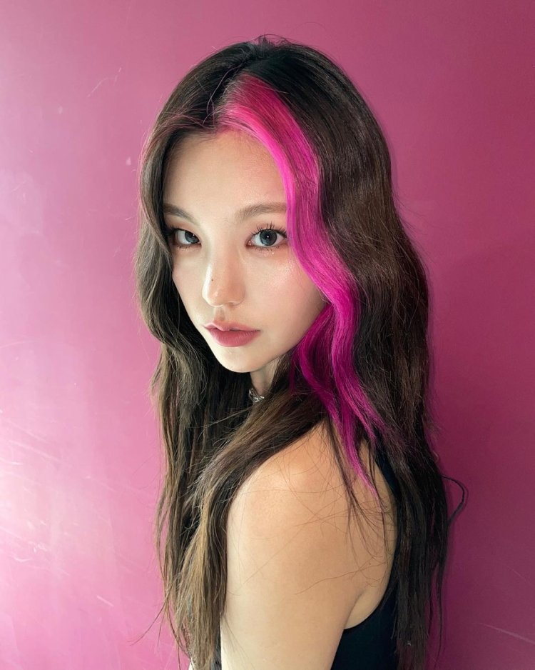 Hwang Yeji with pink hair