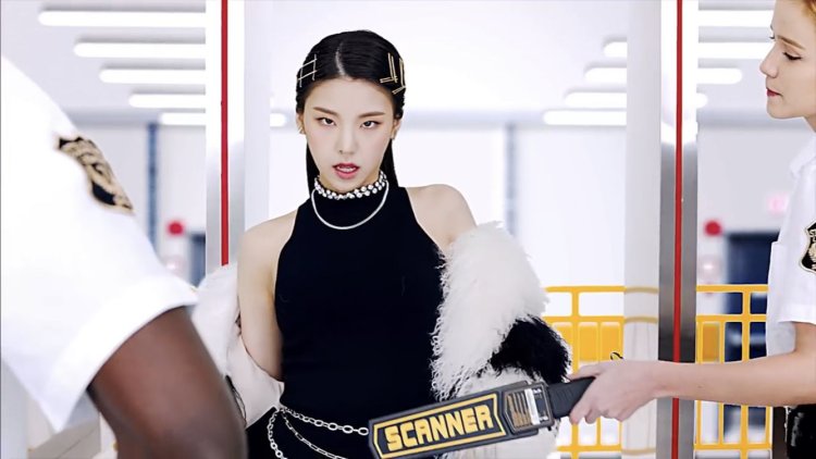 Hwang Yeji wallpaper for macbook