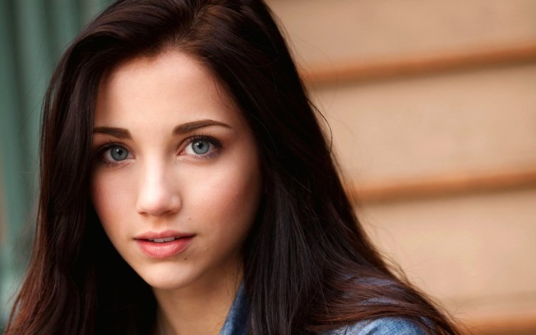 Emily Rudd brunette
