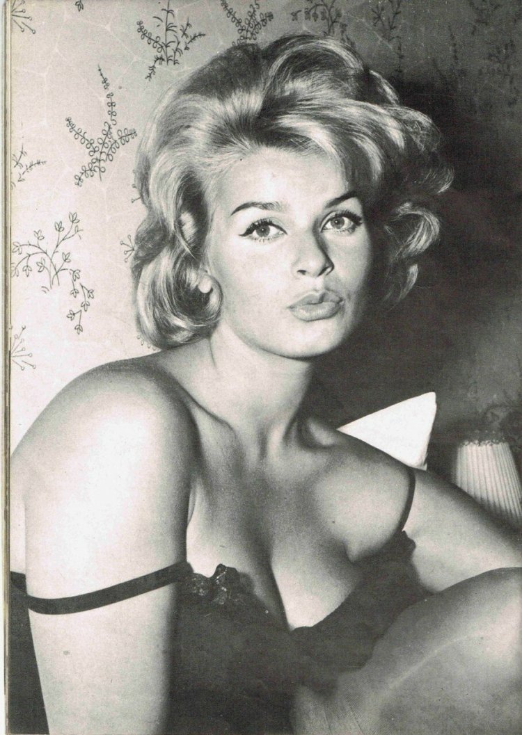 Senta Berger photo
