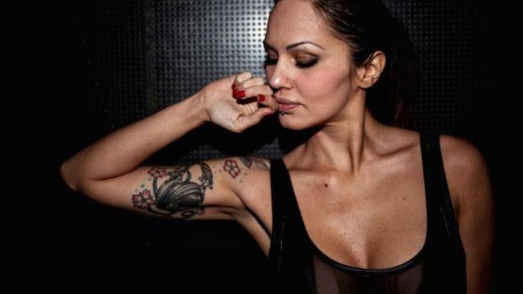 Deborah de Luca topless