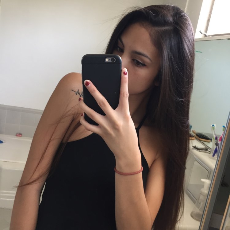 Maggie Lindemann with long hair