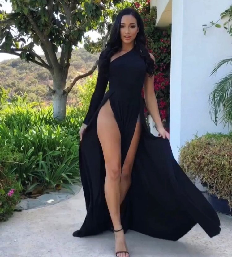 Brunette with a beautiful neckline