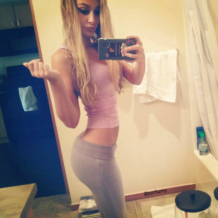 Alyssa Faith in leggings