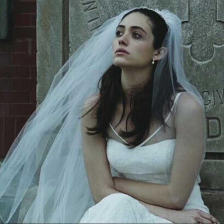 Fiona Gallagher in a wedding dress