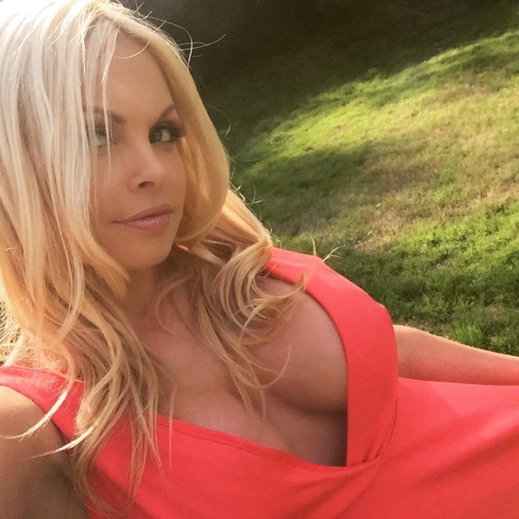 Jessie Jane home selfie