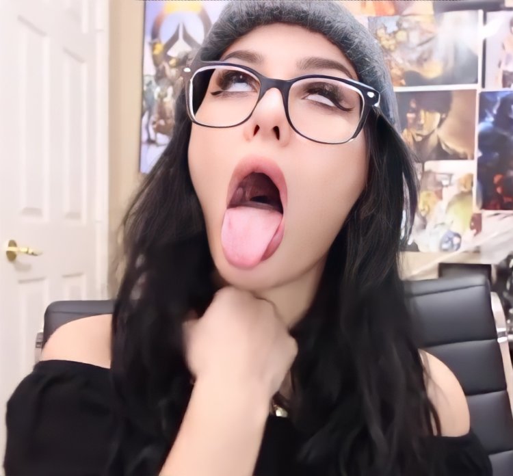 SSSNIPERWOLF With tongue