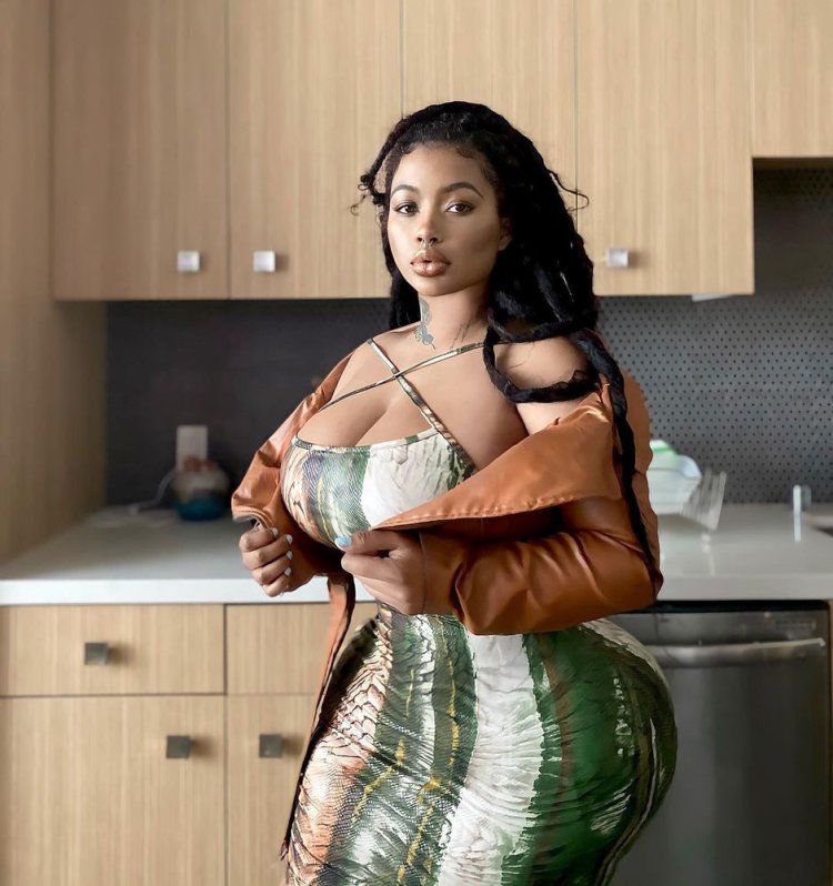 Raychiel Smith wide Hips