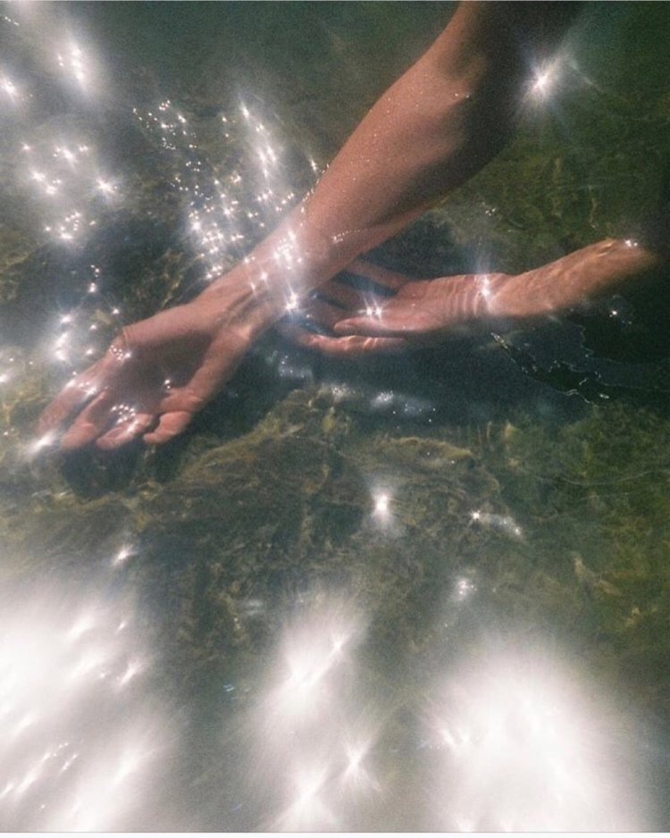 Aesthetics of girls without a face in the water