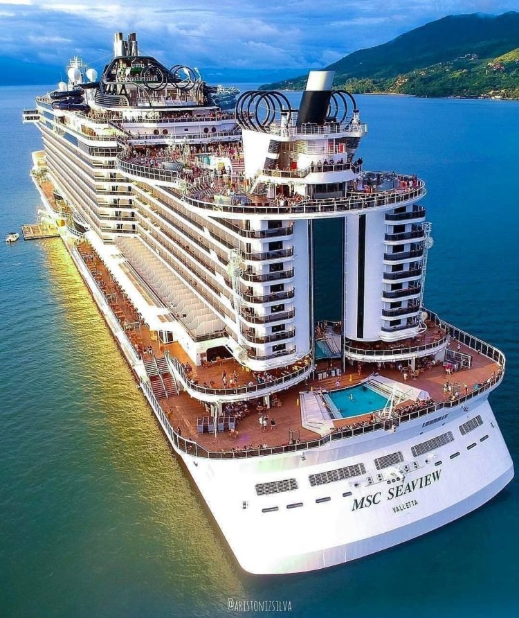 Cruise liners incruises