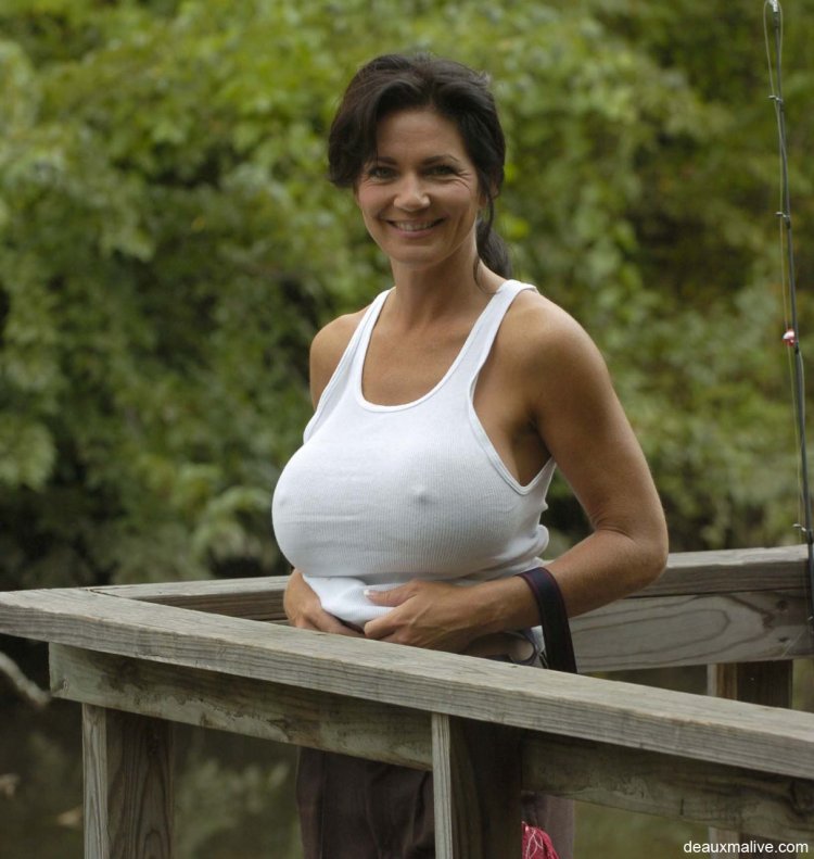 Mature granny cleavage