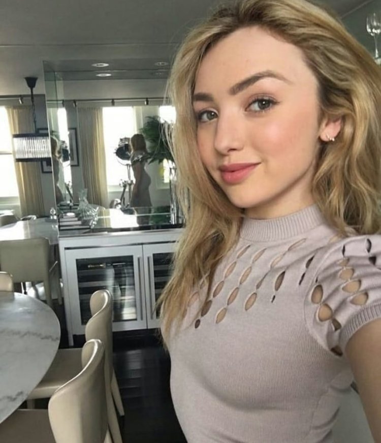 Peyton Roy leaf selfie