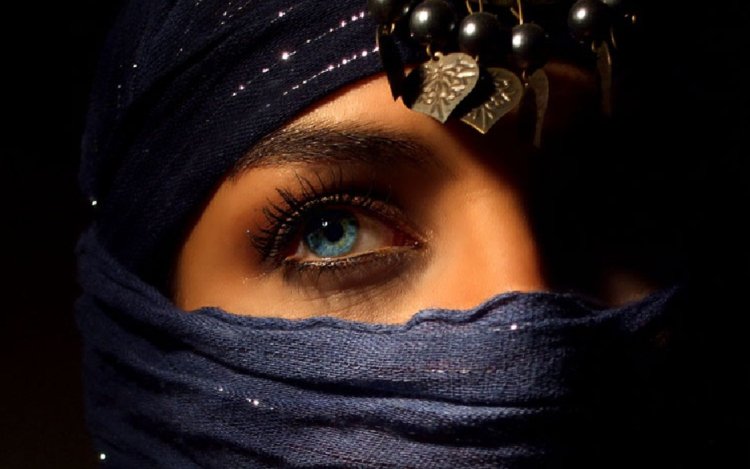 Eyes in a veil