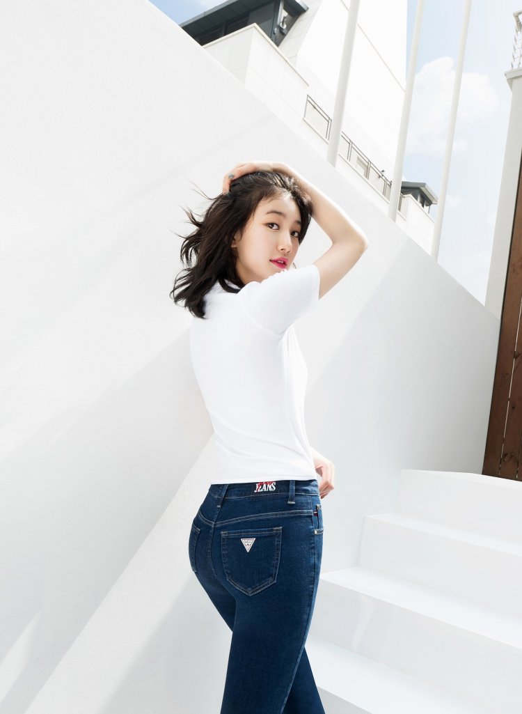 Park Shin Hye in jeans