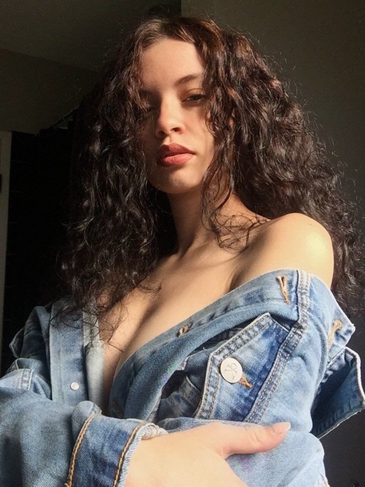 Sabrina Claudio hair