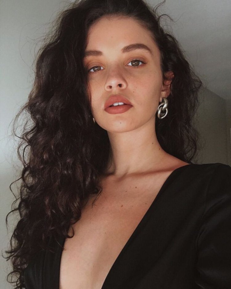 Singer Sabrina Claudio