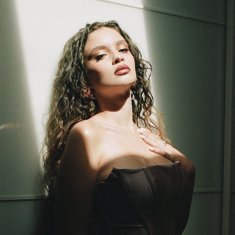 Singer Sabrina Claudio