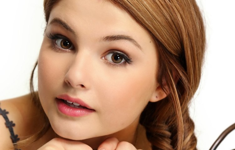 Brown-haired woman with brown eyes