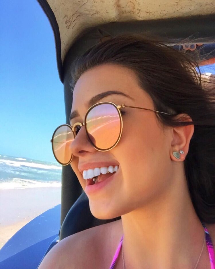 Selfie girls in the sun