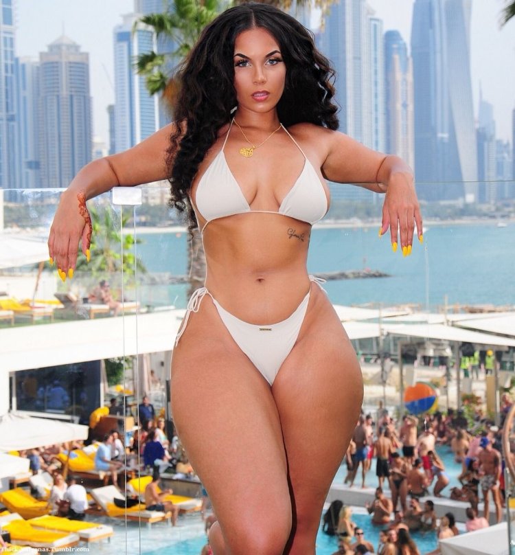 Daches Clio in bikini