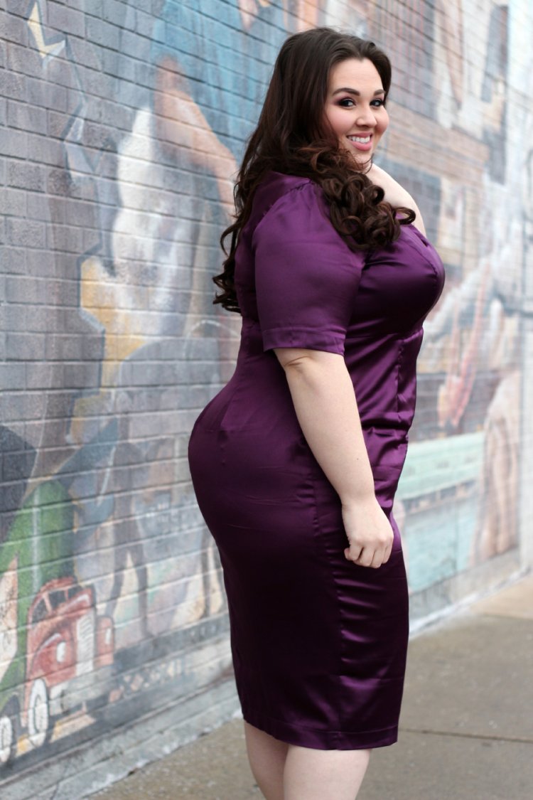 Valentina dressing plus size model
