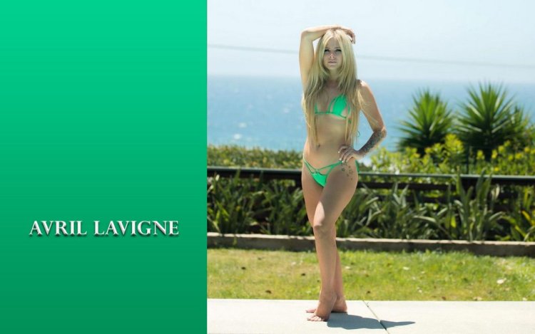 Avril Lavigne 2 swimsuit