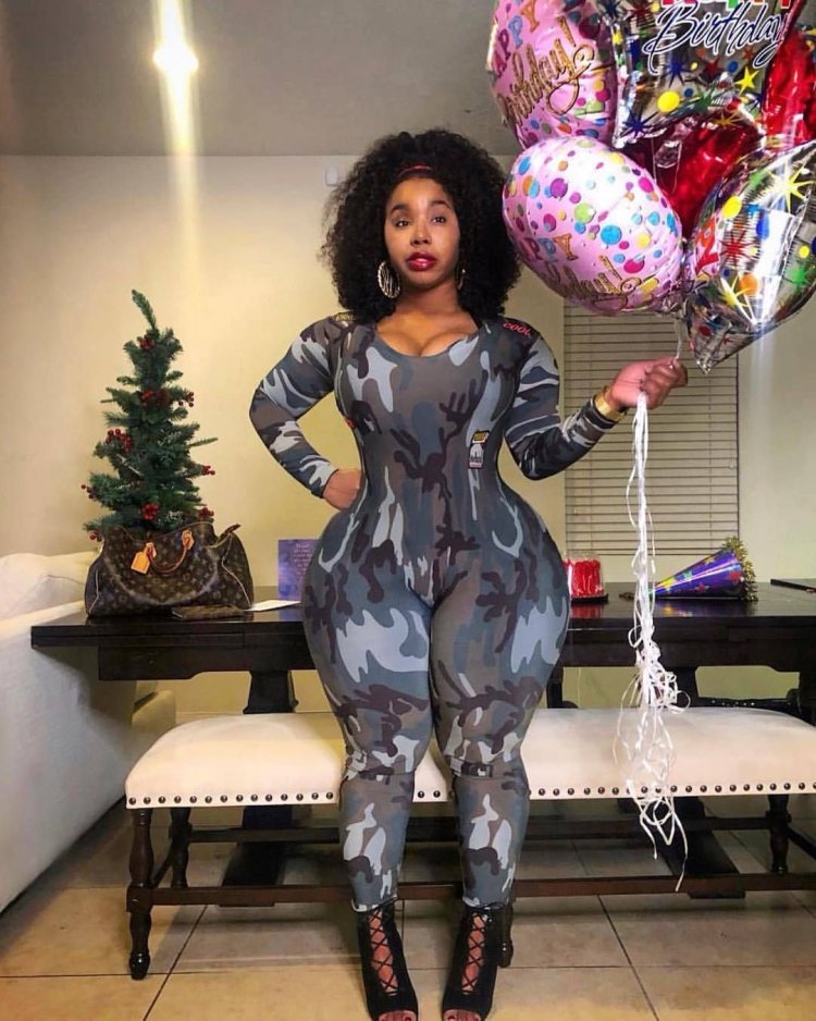 Aylen Alvarez in leggings