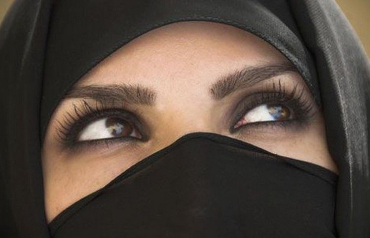 Zhadi in niqab