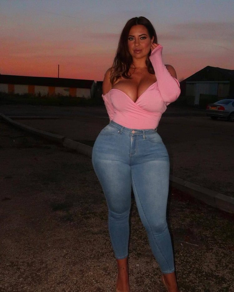 @Djhannahb Hannah in jeans