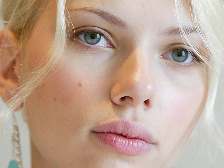 Scarlett johansson eyes