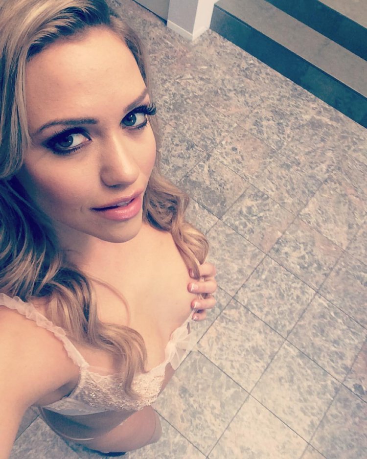 Mia Malkova Twitter
