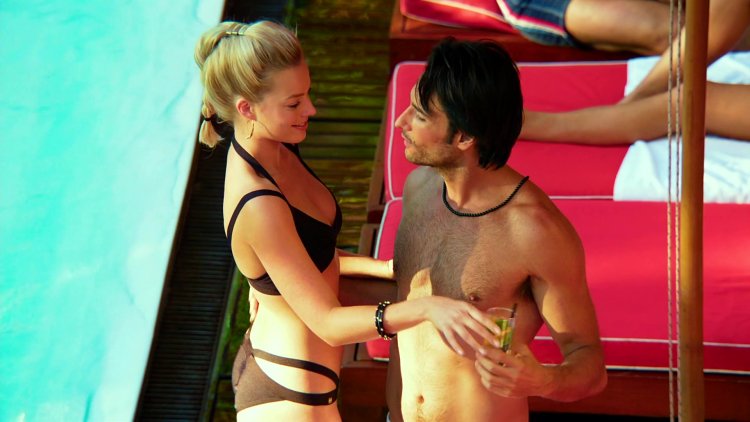 Margot robbie focus swimsuit