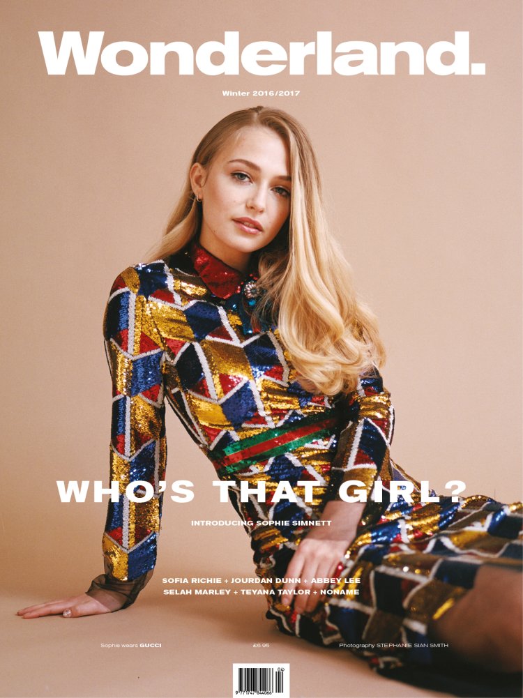 Dekolte Sophie Simnett