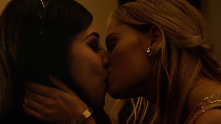 Karolina and Nico Runaways Kiss