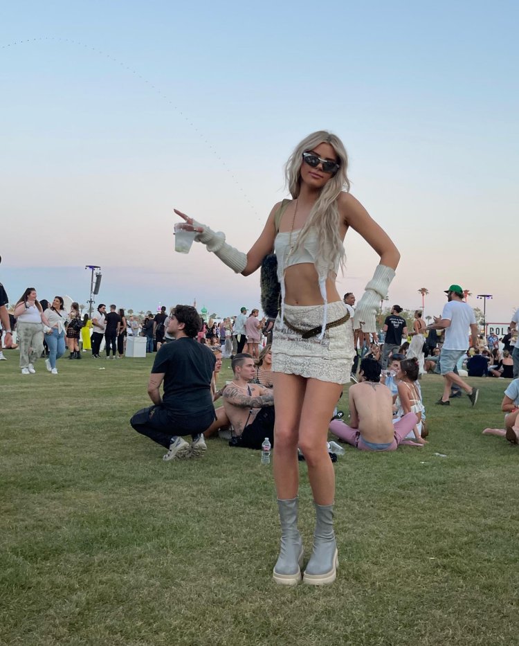 Alice Violet in bikini