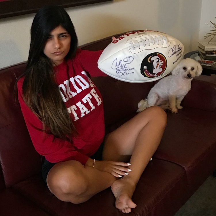Mia Khalifa feet